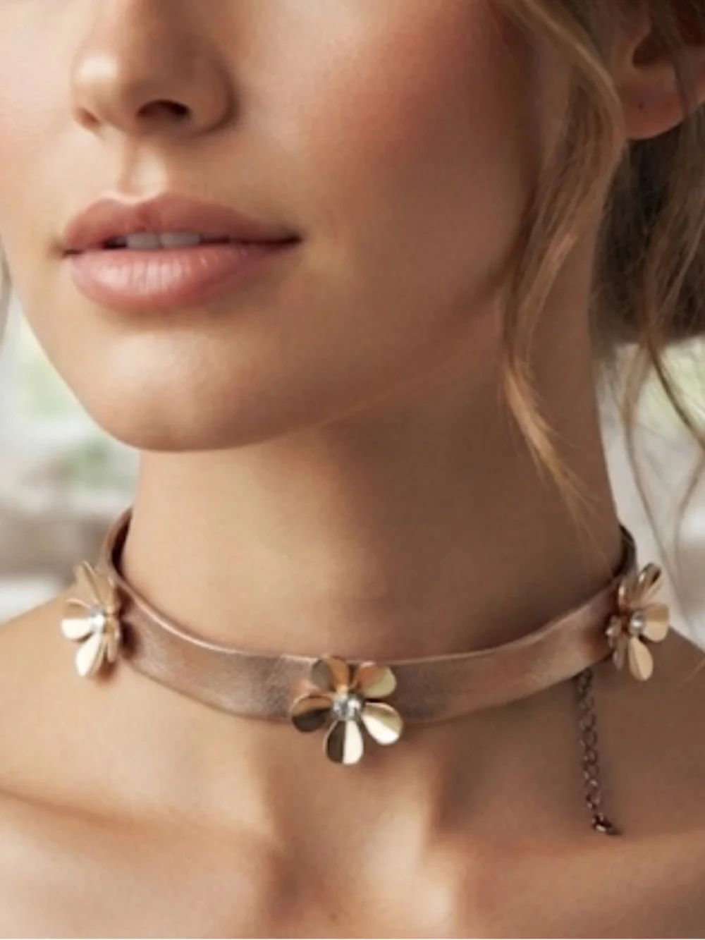 Metallic Flower Choker Necklace
